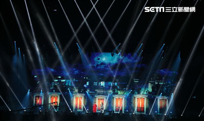 吳宗憲一連兩日在小巨蛋舉辦演唱會，特別嘉賓溫嵐在演唱會進行到中段時現身，與吳宗憲合唱經典情歌「屋頂｣