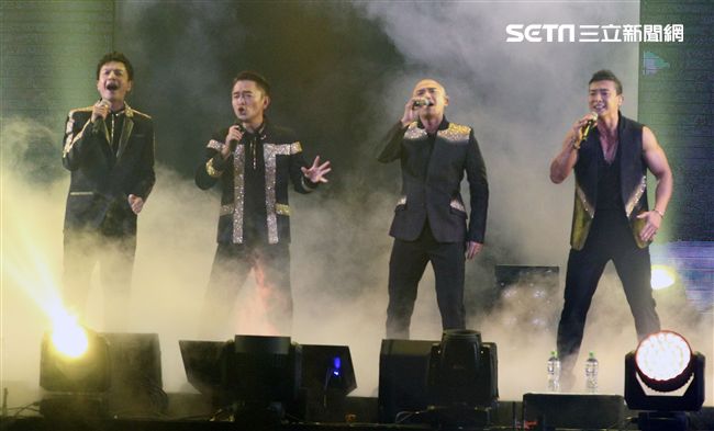 吳宗憲第二場演唱會與咻比嘟華合體演唱很多歌曲。（記者邱榮吉/攝影）