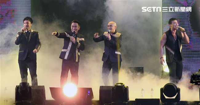 吳宗憲第二場演唱會與咻比嘟華合體演唱很多歌曲。（記者邱榮吉/攝影）