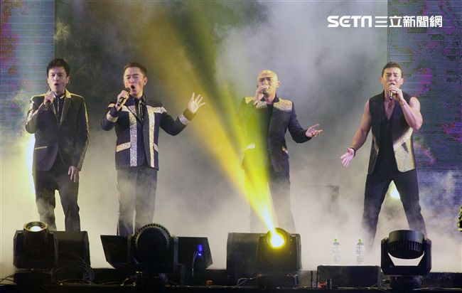 吳宗憲第二場演唱會與咻比嘟華合體演唱很多歌曲。（記者邱榮吉/攝影）