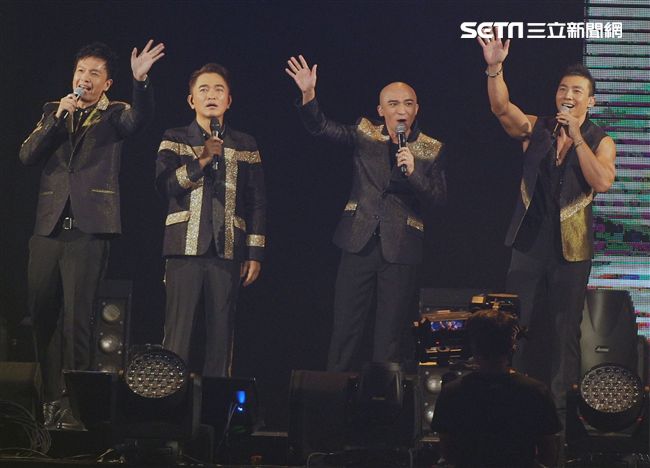吳宗憲第二場演唱會與咻比嘟華合體演唱很多歌曲。（記者邱榮吉/攝影）