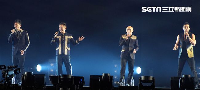 吳宗憲第二場演唱會與咻比嘟華合體演唱很多歌曲。（記者邱榮吉/攝影）