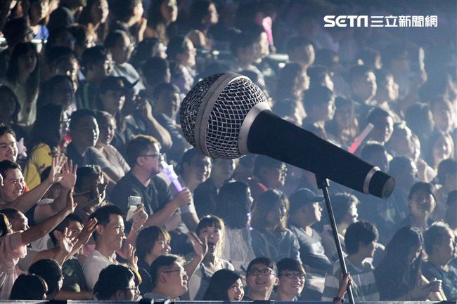 吳宗憲演唱會大麥克風及針孔攝影機與粉絲互動。（記者邱榮吉/攝影）。（記者邱榮吉/攝影）