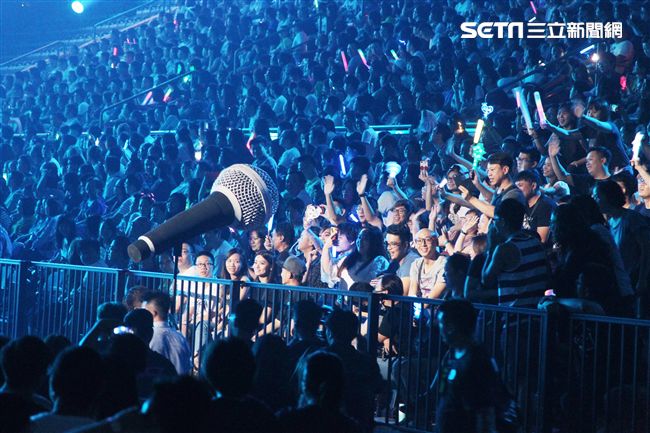 吳宗憲演唱會大麥克風及針孔攝影機與粉絲互動。（記者邱榮吉/攝影）。（記者邱榮吉/攝影）