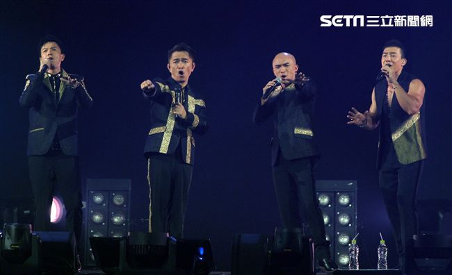 吳宗憲第二場演唱會與咻比嘟華合體演唱很多歌曲。（記者邱榮吉/攝影）