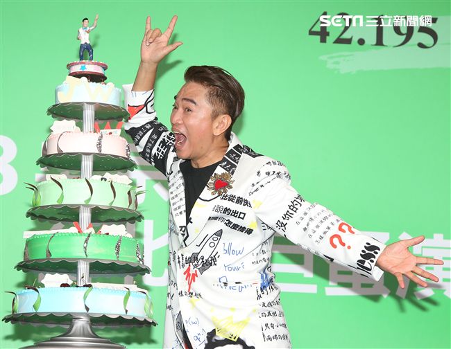 吳宗憲一連兩日在小巨蛋舉辦演唱會圓滿成功落幕，慶功宴有如辦喜宴熱鬧滾滾。（記者邱榮吉/攝影）