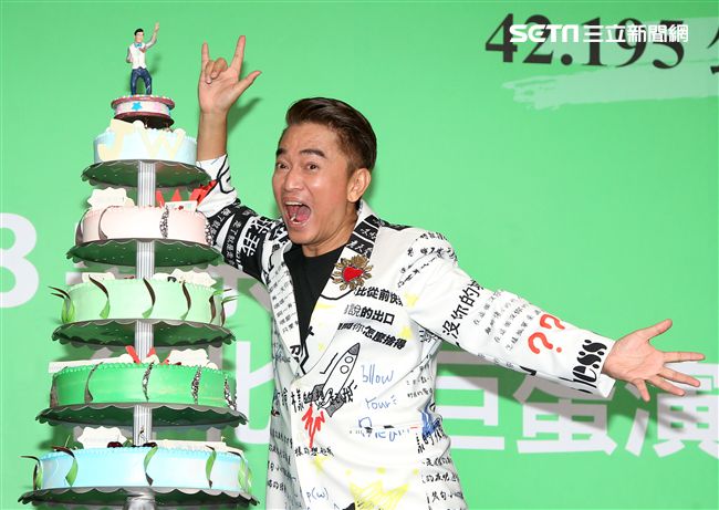 吳宗憲一連兩日在小巨蛋舉辦演唱會圓滿成功落幕，慶功宴有如辦喜宴熱鬧滾滾。（記者邱榮吉/攝影）