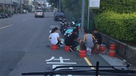 屁孩在公車停靠站烤肉。（圖／翻攝自爆怨公社）
