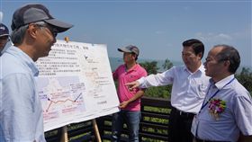 通水典禮辦不辦　陳福海強調鄉親優先民生第一金門縣政府預定8月初與中國大陸辦理引水儀式，陸委會27日建議縣府暫緩辦理。金門縣長陳福海（右2）28日表示尊重陸委會立場，但也強調「金門鄉親權益優先，民生基礎建設第一」。圖為陳福海等人去年間視察引水工程。（資料照片）中央社記者黃慧敏攝　107年7月28日