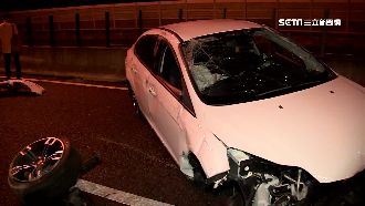 疑備胎尺寸不合　轎車自撞滑行百公尺