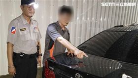 高雄一名吳姓男子從事殯葬業10多年，他「上工」前為了要壯膽，在車內吸食安非他命，結果車內毒味飄出，被巡邏警方逮個正著。警方在車內查獲0.21公克安非他命、吸毒器，全案依毒品危害防制條例案移送高雄地檢署。（圖／翻攝畫面）