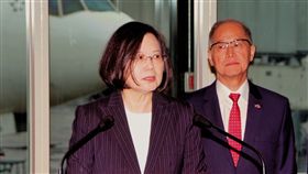 出訪非洲　蔡總統：走出台灣爭取國際空間總統蔡英文（左）17日上午出訪友邦史瓦濟蘭，兩國元首將舉行雙邊會談並簽署聯合公報。總統表示，台灣是世界的台灣，只有走出去才有更大的空間。右為國安會秘書長李大維。中央社記者吳睿騏桃園機場攝　107年4月17日