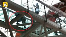 大陸廣州一間商場日前蓋了一座玻璃天橋，吸引不少顧客前來拍照。但有民眾發現，女性走在橋上「裙底風光」一覽無遺，甚至還有男性站橋下抬頭呵呵笑。對此，商場人員表示，會建議穿裙子的顧客別走玻璃橋。（圖／翻攝自梨視頻）