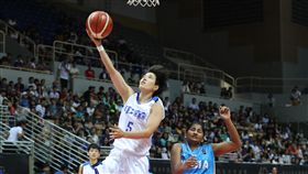 瓊斯盃女子組　中華白勝印度（1）第40屆威廉瓊斯盃國際籃球邀請賽女子組賽程29日在新莊體育館進行中華白（白衣）對印度（藍衣）的賽事，中華白終場以91比60獲勝。中央社記者張皓安攝　107年7月29日