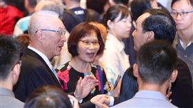 吳敦義朱立倫握手致意由前總統馬英九擔任董事長的「財團法人馬英九文教基金會」27日在台北舉辦成立茶會，國民黨黨主席吳敦義（2排左）與新北市長朱立倫（2排右）出席活動，握手致意。中央社記者吳翊寧攝　107年7月27日