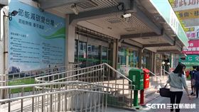 無障礙設施　公家機關郵局銀行最難用最新身心障礙者生活狀況及需求調查報告出爐，身心障礙者休閒時最常遇到困難是缺無障礙設施，而公共空間無障礙設施最難用者，以公家機關、銀行郵局最糟。中央社記者陳偉婷攝　107年6月25日