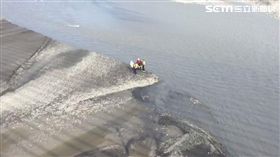 男跳集鹿大橋困沙洲／翻攝畫面