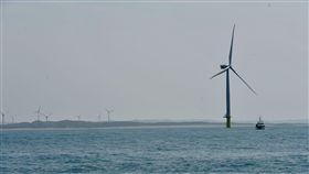 苗栗外海離岸風機示範機組（2）經濟部資料顯示，上緯新能源公司2016年完成台灣首座離岸風電機組，2017年4月，上緯主導開發的海洋風電公司取得台灣首張海上風力發電機組的電業執照，在新能源里程碑劃下重要一刻，也為台灣綠色能源開創歷史新頁。中央社記者孫仲達攝　107年5月5日