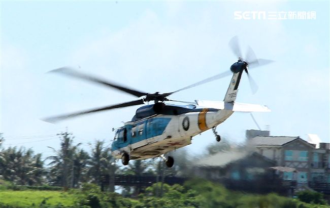 空軍S－70C海鷗救護直升機實施吊掛救護操演。（記者邱榮吉/台東拍攝）
