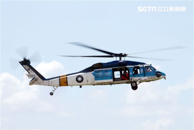 空軍S－70C海鷗救護直升機實施吊掛救護操演。（記者邱榮吉/台東拍攝）