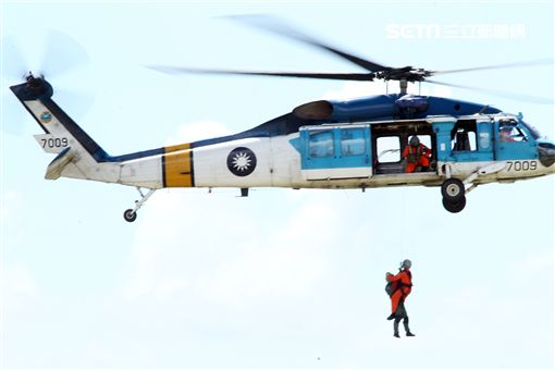 空軍S－70C海鷗救護直升機實施吊掛救護操演。（記者邱榮吉/台東拍攝）