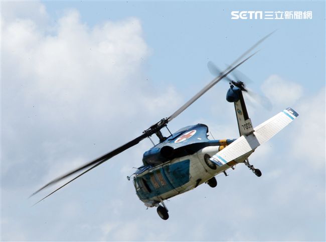 空軍S－70C海鷗救護直升機實施吊掛救護操演。（記者邱榮吉/台東拍攝）
