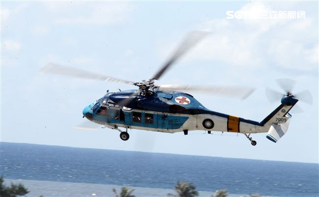 空軍S－70C海鷗救護直升機實施吊掛救護操演。（記者邱榮吉/台東拍攝）