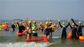 體會當年搶灘　泳士們齊聚料羅82據點