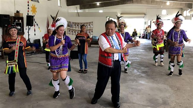 歡慶原住民節　著傳統服慶祝烤飛魚乾