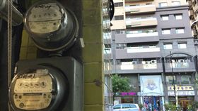 用電量破今年新高白天氣溫持續偏高，15日最高用電量再創今年新高，達3351.8萬瓩，超越台電原本預估的3330萬瓩，備轉容量率5.14%，亮供電警戒橘燈。中央社記者董俊志攝　107年5月15日