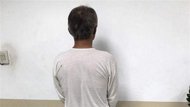 毒蟲當警面掏鳥解放　趁隙丟毒被抓包