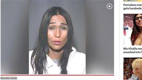 照顧到「心累」了　狠孫割喉失智奶奶
美國,亞利桑那州,人倫悲劇,失智,奶奶,割喉,放血
https://nypost.com/2018/07/30/man-stabbed-grandmother-because-he-was-sick-of-caring-for-her-cops/