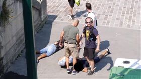 ▲法國臥底便衣迅速逮捕扒手。(圖／翻攝自YouTube)
