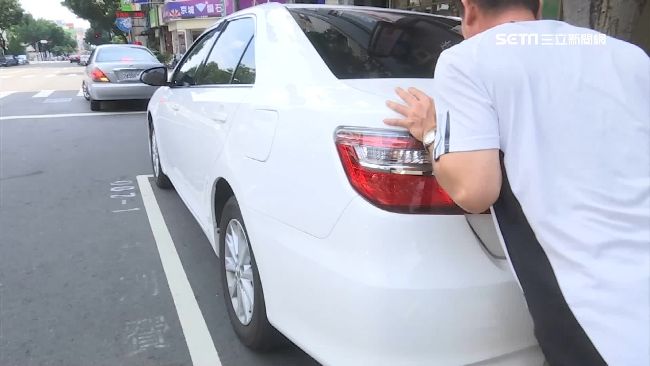 擋到我客人！男將車推出格害車主遭罰