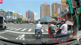 一直回頭望！騎士起步5秒就追撞慘摔