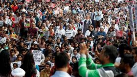 印度性侵案件頻傳，數個城市發起示威活動，民眾上街抗議政府保障婦女不力（圖／翻攝自推特）