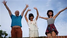 三人放鬆自在地享受著大自然