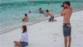 海邊幫女友拍「打卡網美照」　一轉頭…全是「IG男友」/《REDDIT》論壇