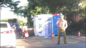 快訊／仰德大道校車翻覆　司機急送醫