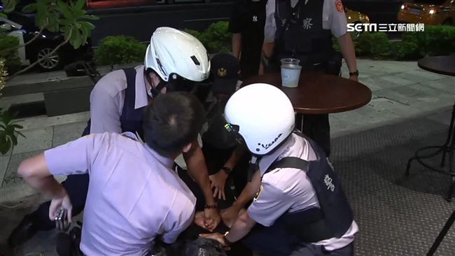 韓男喝醉鬧事　揮拳襲警遭壓制上銬