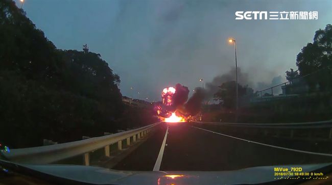 小貨車載柴油起火　爆炸瞬間畫面曝光