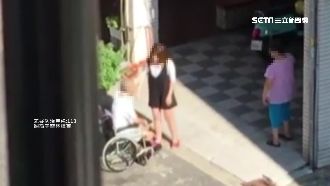 當街家暴？輪椅父脾氣差　女失控暴打