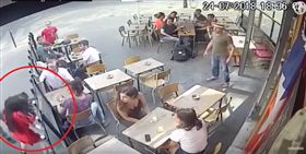 少女巴黎街頭被性騷　勇敢制止竟遭毆打（圖／翻攝自YouTube）