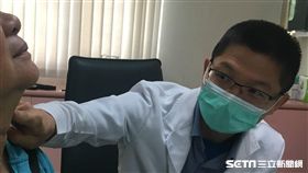 醫師賴文森說明，舌骨囊腫是先天性的頸部腫塊，但這些先天腫塊不一定會在出生時就被發現，有些腫塊會在青春期或成年後受到持續的感染才開始腫脹變大。（示意圖／南投醫院提供）