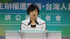 民進黨副秘書長徐佳青今（31）公布相關民調結果，6成民眾對主辦資格被取消是感到生氣，甚至高達8成4民眾贊成「申復到底」。(圖／民進黨提供)
