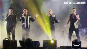吳宗憲第二場演唱會與咻比嘟華合體演唱很多歌曲。（記者邱榮吉/攝影）
