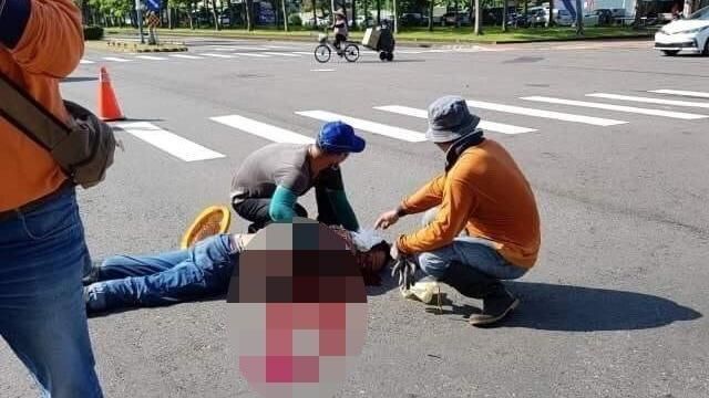 清潔隊員摔下垃圾車！頭撞地未脫險境