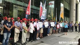 桃園機師工會到交通部抗議。（圖／記者馮珮汶攝）