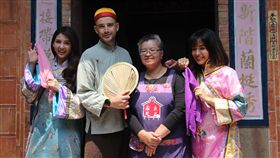 吳鳳搞穿越演起小鳳子，與韋汝及雷艾美在客家大院上演古裝大戲