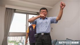 台北市長柯文哲出席興隆公宅招租記者會並參觀房間。 （圖／記者林敬旻攝） 